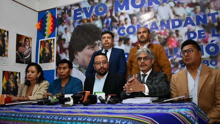 El equipo jur&iacute;dico del MAS "evista", en conferencia. APG