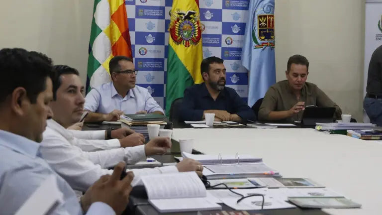 Los gobernadores de Beni, Alejandro Unzueta (d) y de Santa Cruz, Mario Aguilera (i), junto al viceministro de Autonom&iacute;a, Mario Aguilera (c).