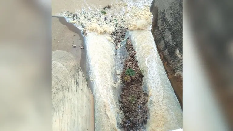 El desfogue de agua, hace un par de días./ ORGANIZACIONES LA ANGOSTURA