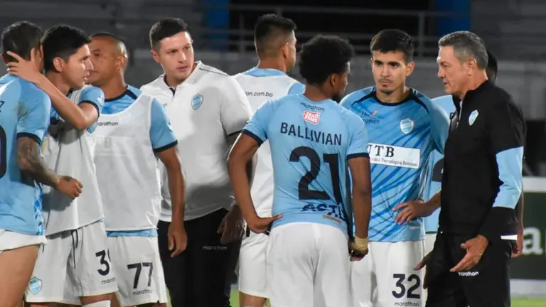 El plantel de Aurora junto con Soria tras la derrota frente a Independiente. No&eacute; Portugal