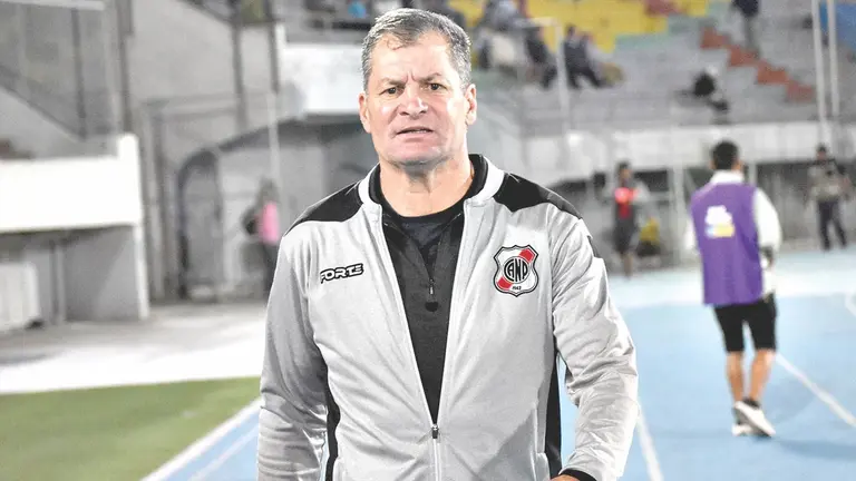 Claudio Biaggio recorre la pista atlética del Capriles en un duelo pasado de Nacional./ NOÉ PORTUGAL