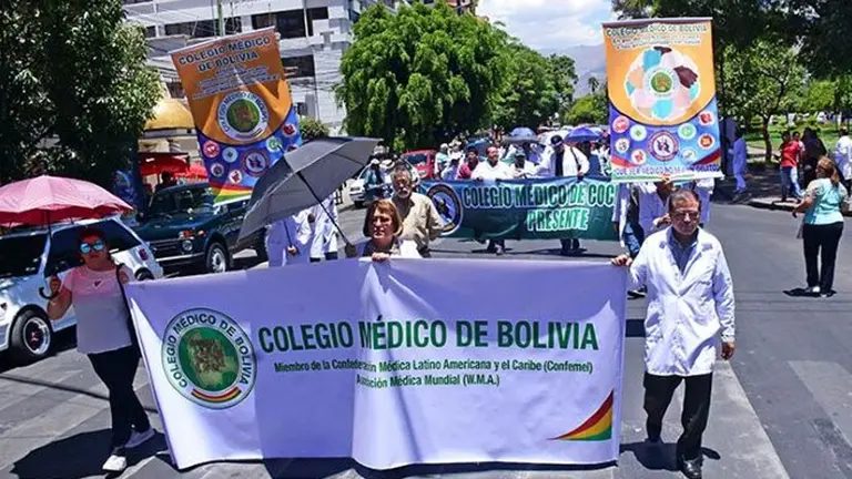 M&eacute;dicos anuncian paro de 96 horas en contra de la &ldquo;jubilaci&oacute;n forzada, piden nueva norma