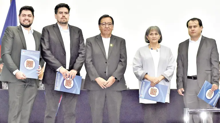 Flavio Gallo Cardozo, Matías Careaga Muñoz, el decano Marcelo Torrejon, Mabel Maldonado Maldonado y Fernando Carvajal Vallejos./ DICO SOLÍS