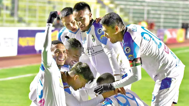 Jugadores de San Antonio de Bulo Bulo festejan un gol en un partido anterior. / APG