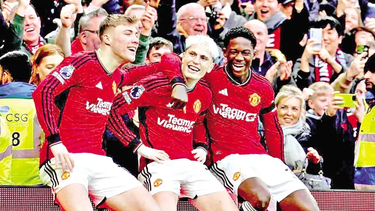 Jugadores de los Red Devils festejan una conquista./ YAHOO NOTICIAS