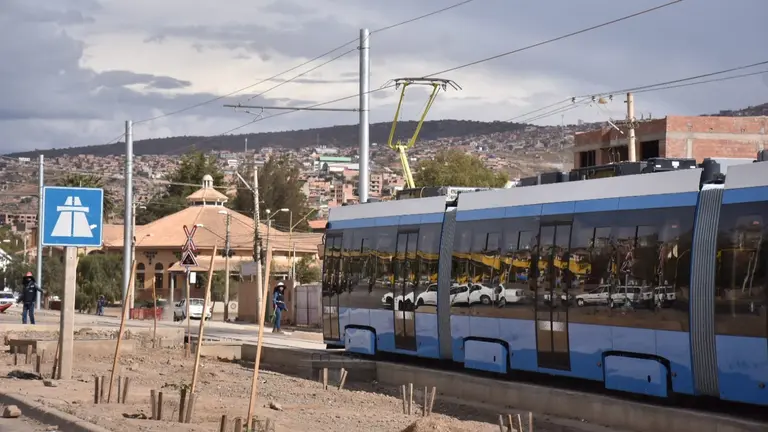 La prueba de movimiento de la ampliaci&oacute;n de la l&iacute;nea Roja del Tren Metropolitano, este 21 de abril en Santa Vera Cruz. DICO SOL&Iacute;S