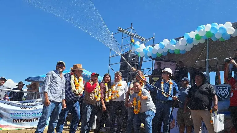 La entrega de la red primaria alternativa de agua potable del Tanque 2 de la Aducci&oacute;n 1, en el Distrito 5 de Tiquipaya, este 21 de abril. MISICUNI