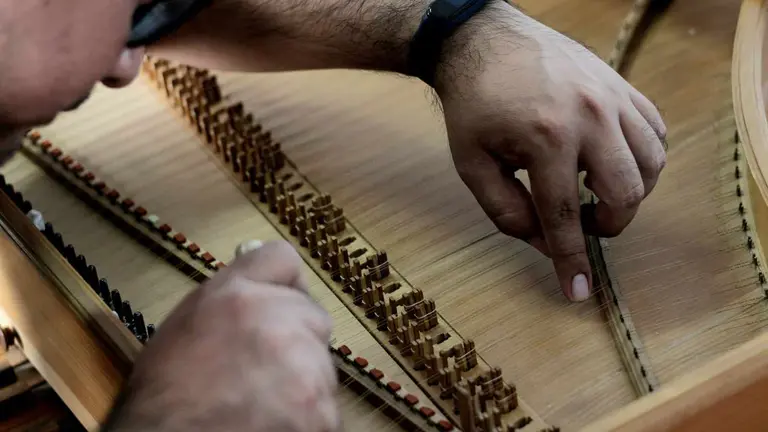 Un luthier ajusta un clavec&iacute;n para el Festival de M&uacute;sica Misiones de Chiquitos. APAC