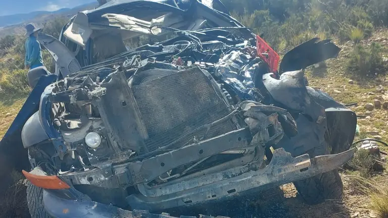 La Jeep accidentada en el altiplano pace&ntilde;o, totalmente destruida. ERBOL