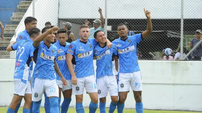 Jugadores de San Antonio festejando un gol en l a goleada ante Independiente Petrolero. APG.