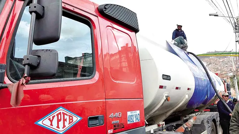 Foto referencial de una cisterna que lleva combustibles./ INFORMAS BOLIVIA