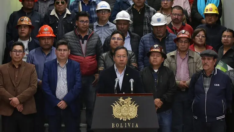 El presidente Luis Arce (c), junto a dirigentes de la COB. APG