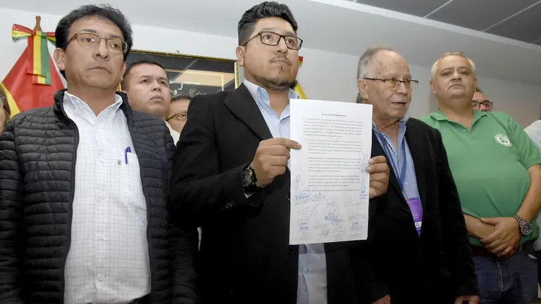 El diputado Omar Yujra junto con los representantes de salud tras el diálogo./ APG