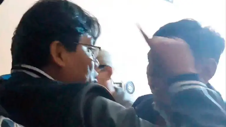 Diputado H&eacute;ctor Arce discutiendo con un funcionario de la Loter&iacute;a. CAPTURA
