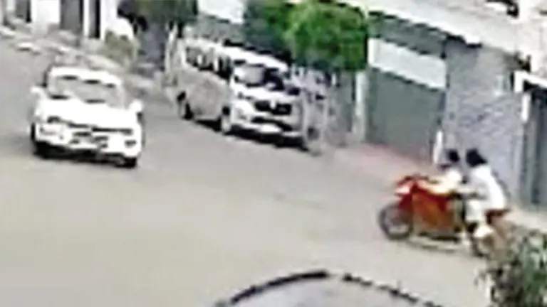Cámaras de vigilancia captan a los vehículos  involucrados en el accidente de tránsito./ CORTESÍA