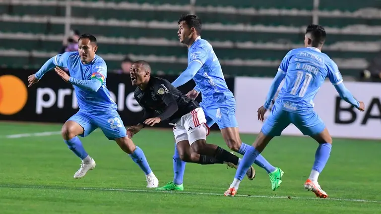 Incidencias del partido entre Bol&iacute;var y Flamengo en La Paz. APG
