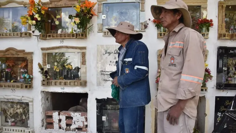 Trabajadores del Cementerio General, durante un paro donde pidieron el cambio de la administradora del camposanto. NO&Eacute; PORTUGAL