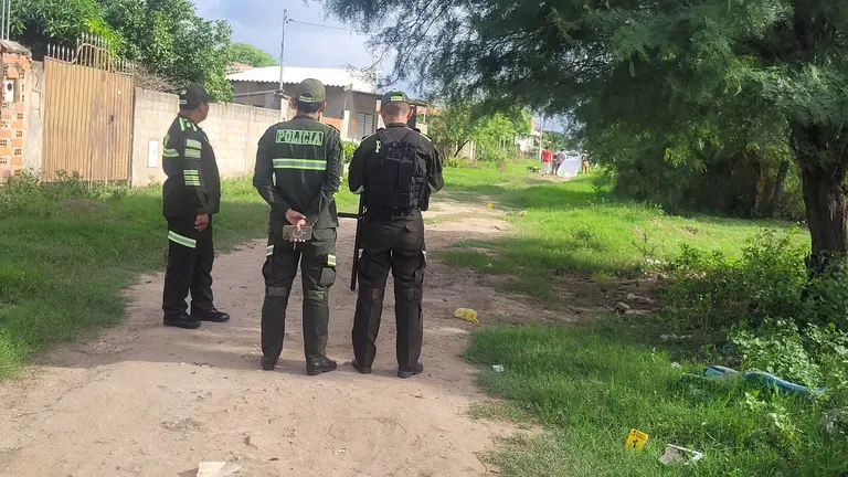 Polic&iacute;as, cerca del sitio en el que hallaron el cuerpo de una mujer, en el Plan 3.000. RRSS