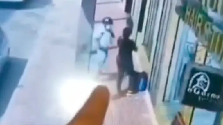 Momento en que el antisocial asalta a la mujer. Captura
