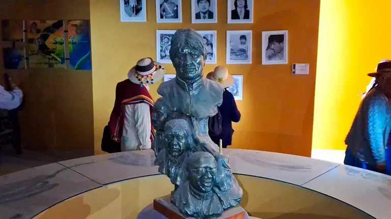 Una escultura del busto del expresidente Evo Morales en el museo de Orinoca. Alberto Astorga