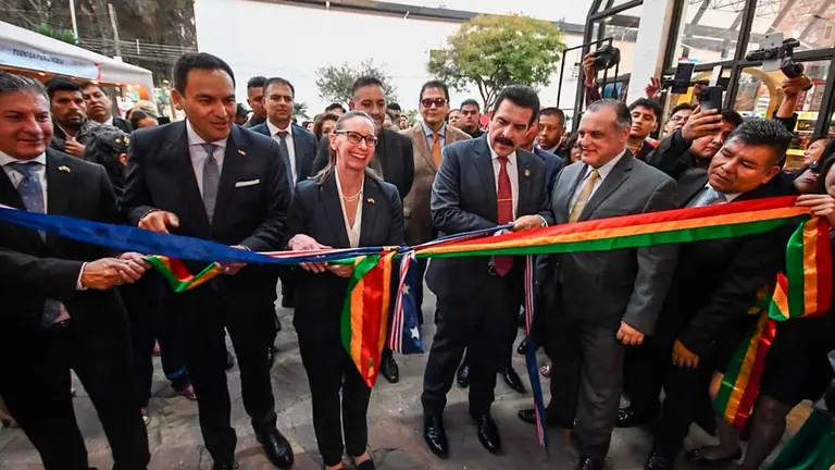 El alcalde de Cochabamba, Manfred Reyes Villa, corta el list&oacute;n inaugural de la FEXCO 2024.
