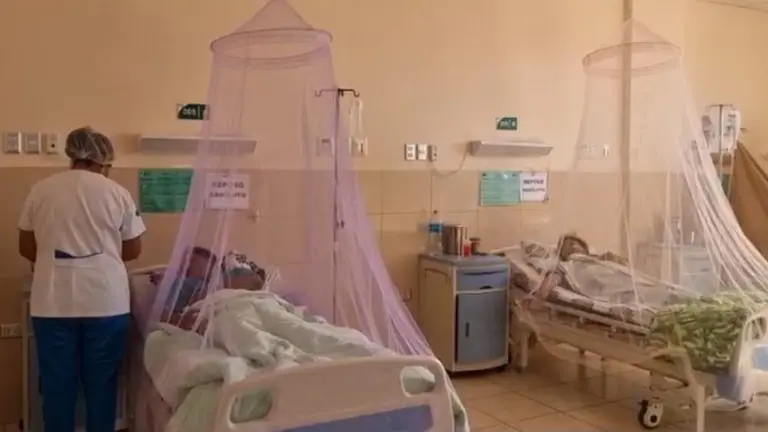 Pacientes con dengue en el Hospital del Sud, en Cochabamba. SEDES