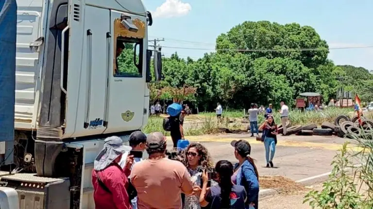 Un bloqueo en Santa Cruz donde la Defensoría del Pueblo intervino./ DEFENSORIA DEL PUEBLO