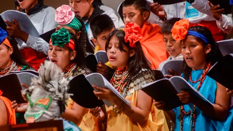 Integrantes del coro guaran&iacute;. Cortes&iacute;a