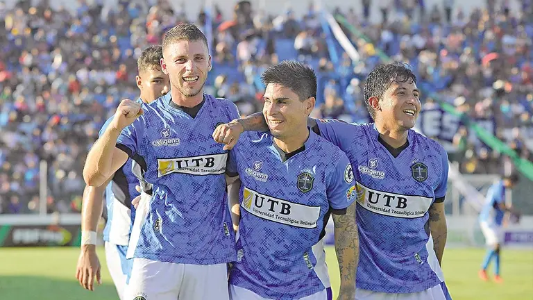Jugadores del Santo de Bulo Bulo celebran un gol, durante el 6-1 que le propinaron al Inde en la ida, en el Trópico./ APG