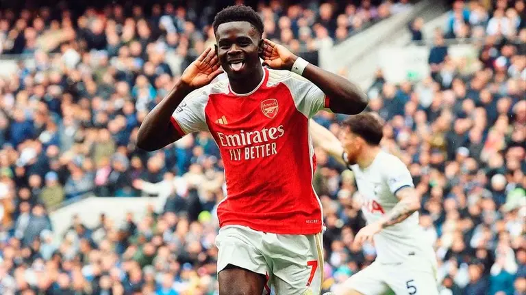 Bukayo Saka festeja uno de los goles del Gunner en el triunfo (2-3) sobre Tottenham. INSTAGRAM ARSENAL FC