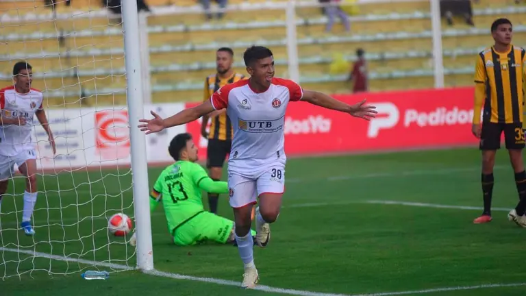 Juan Pablo Magallanes (c) festeja el gol con que FC Universitario llev&oacute; la serie ante The Strongest a los penales en La Paz. APG