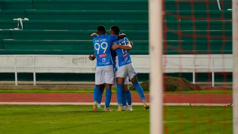 Jugadores de San Antonio de Bulo Bulo celebran una conquista en el estadio Patria de Sucre. APG