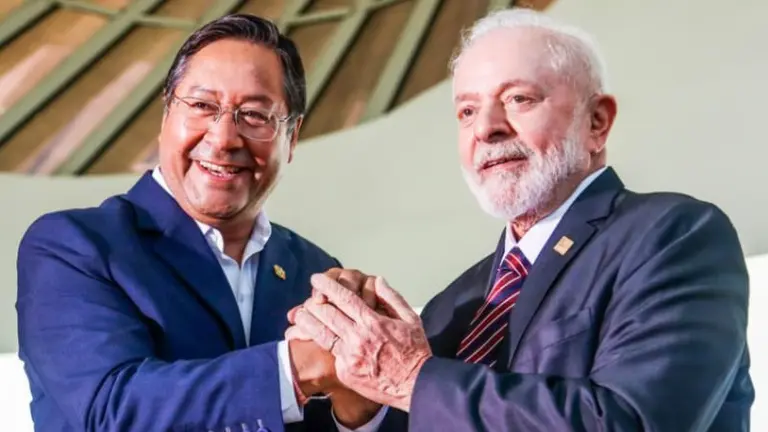 Los presidentes de Bolivia, Luis Arce, (i); y, de Brasil, Luiz In&aacute;cio Lula da Silva (d), en ocasi&oacute;n de la cumbre del Mercosur. LUIS ARCE