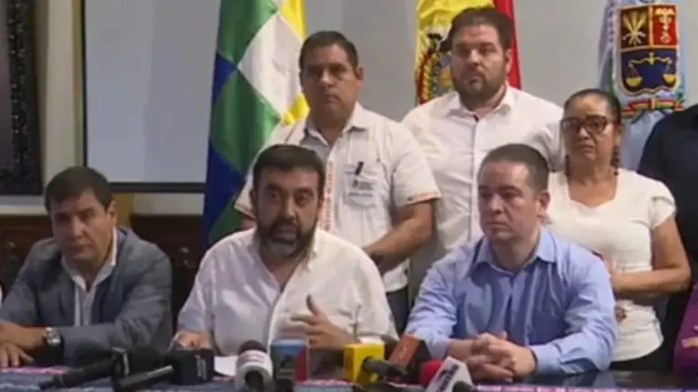 El viceministro de Autonom&iacute;as, &Aacute;lvaro Ru&iacute;z, (c) acompa&ntilde;ado de las delegaciones de Beni y Santa Cruz. BTV