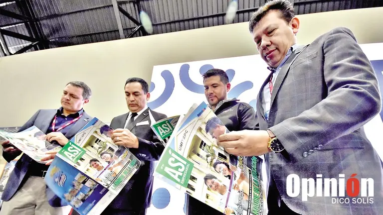 Autoridades y empresarios de Cochabamba muestran la revista AS&Iacute; Empresarial de OPINI&Oacute;N, durante la Rueda de Negocios, este 29 de abril./ DICO SOL&Iacute;S