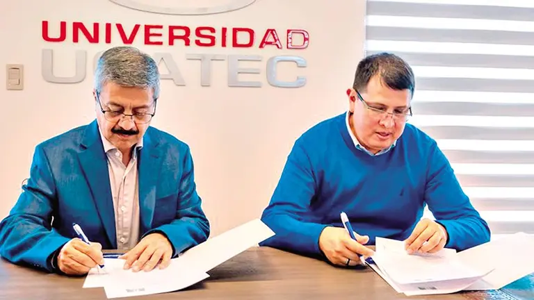 El acto de firma de convenio entre COBOCE R.L. y Ucatec./ UCATEC