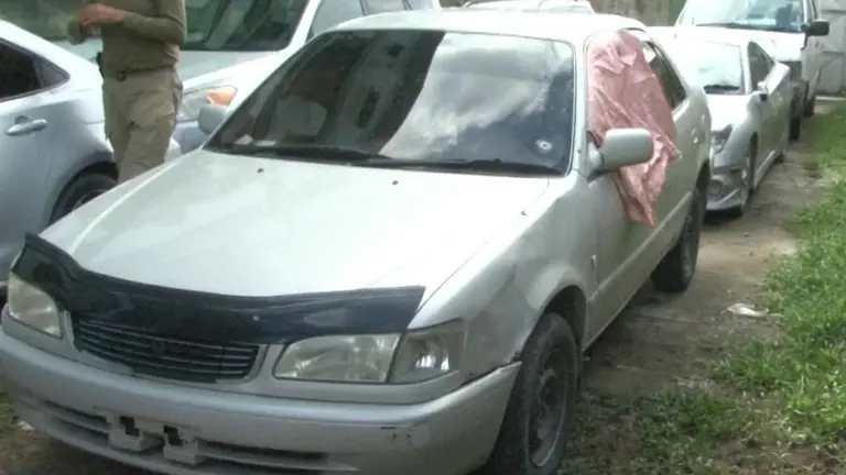El auto en el que acribillaron a un sujeto llamado Mois&eacute;s en el Tr&oacute;pico. RRSS