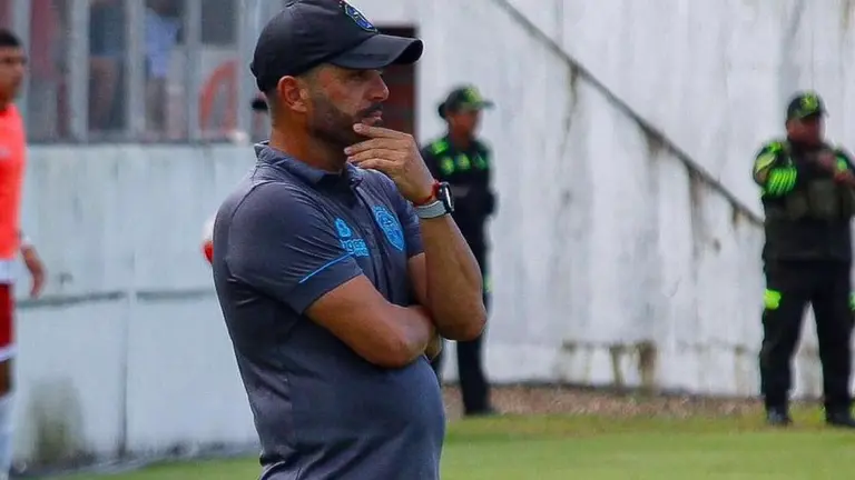 Thiago Leitao, DT de San Antonio de Bulo Bulo. FUTBOLMAN&Iacute;A BOLIVIA