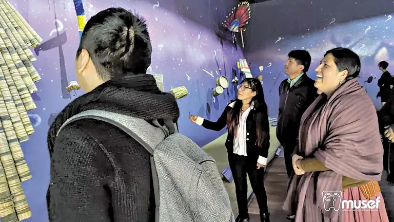 El mural de c&oacute;smico que fue creado por estudiantes de la UPEA./ MUSEF