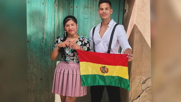 Layme, junto al cantante de Chila Jatun, Jonathan Hermosa. CHILA JATUN