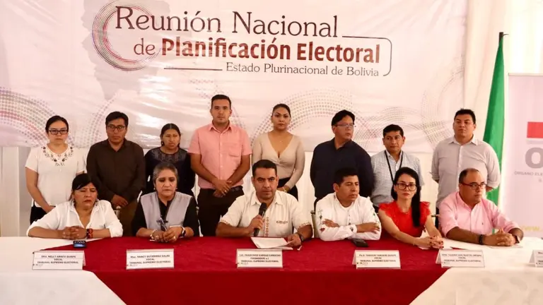 Vocales nacionales y de los tribunales electorales departamentales, luego del encuentro en Trinidad. OEP