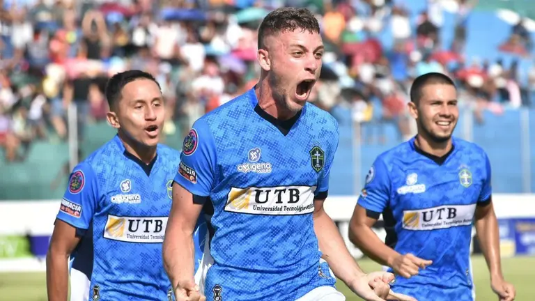 Felipe Passadore, goleador y figura de San Antonio./ DICO SOL&Iacute;S.
