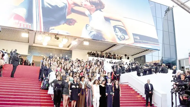 Un grupo de invitados posa en Cannes./ INFOBAE