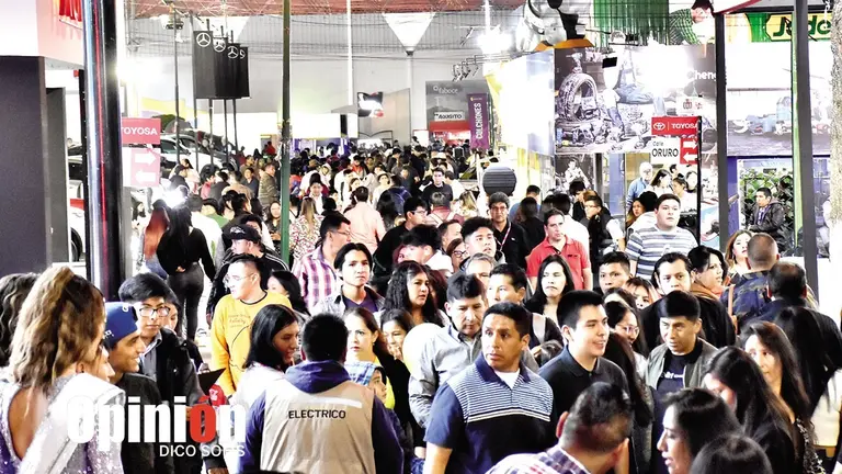 Visitantes en la FEXCO 2024, en d&iacute;as recientes./ DICO SOL&Iacute;S