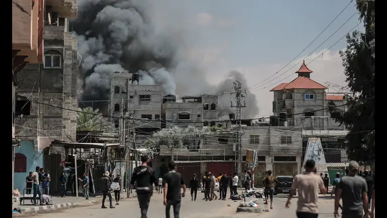 Una columna de humo se eleva desde el este de Raf&aacute; tras los &uacute;ltimos ataques israel&iacute;es este martes, ANADOLU