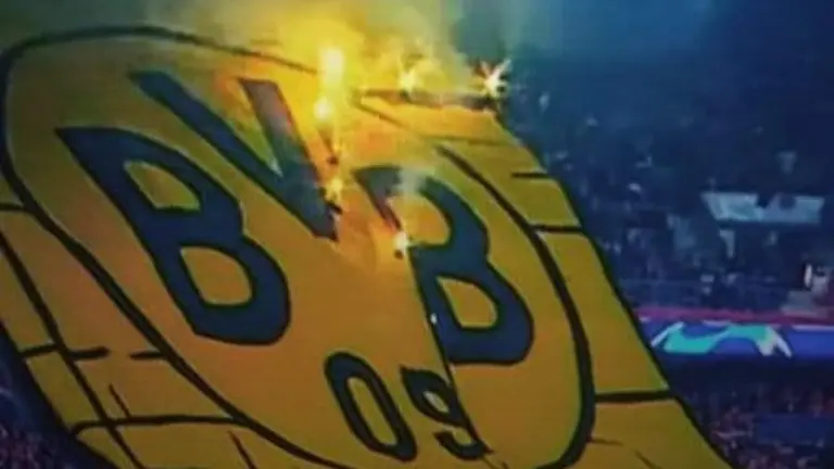 Ultras del PSG queman bandera del Borussia Dortmund. Luis Carrillo.