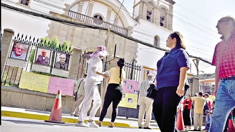 Reclaman justicia por casos de pederastia en puertas de una iglesia de Cochabamba./ NOÉ PORTUGAL