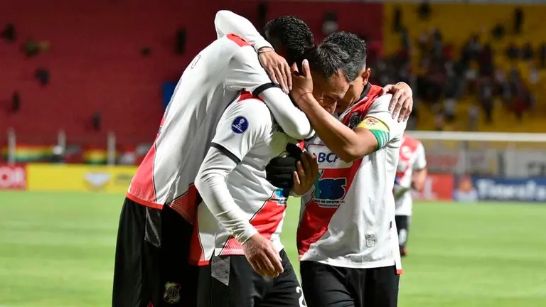 Jugadores de Nacional Potos&iacute; festejan uno de los tantos frente a Fortaleza. APG