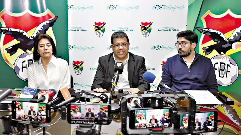 Gast&oacute;n Uribe (c) brinda declaraciones ante los medios./ APG