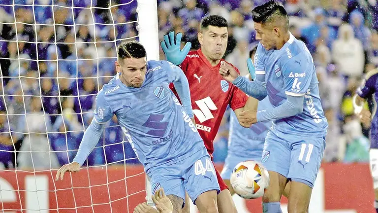 Una jugada del partido en que Bol&iacute;var termin&oacute; empatando contra Millonarios en El Camp&iacute;n de Bogot&aacute;./ APG